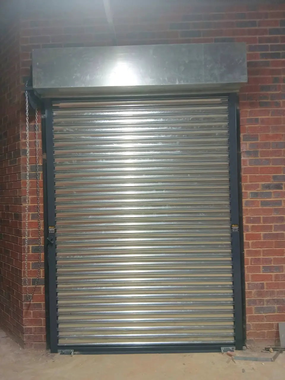Roller shutter in a face-brick opening with hood box